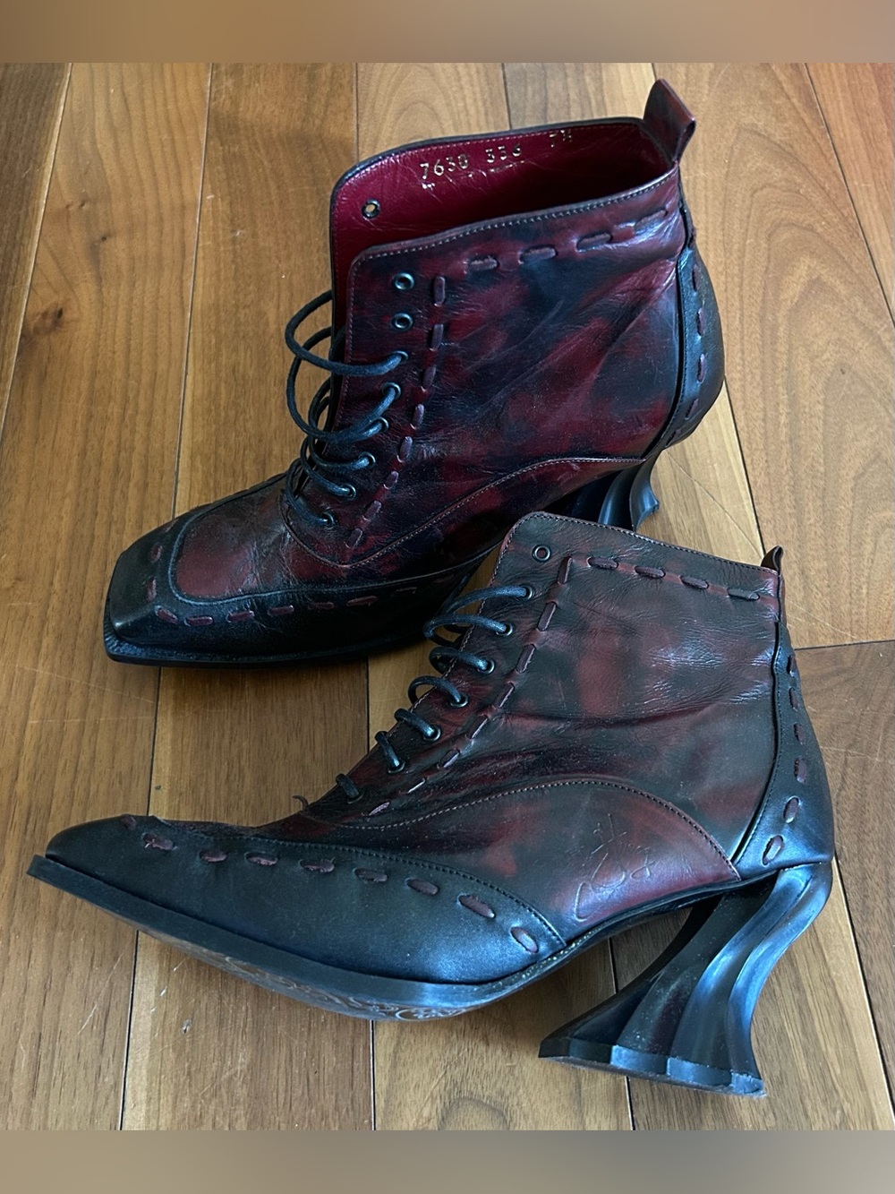 Vintage/Y2K John Fluevog Rococo “Dame Agnus” Lace up Boots Size 7.5